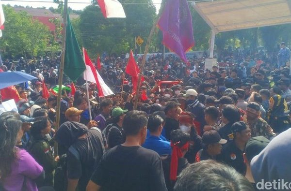 Demo di Kantor DPRD Sulut Sempat Memanas, Massa Lempar Botol ke Aparat