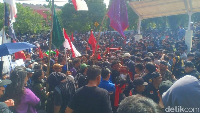 Demo di Kantor DPRD Sulut Sempat Memanas, Massa Lempar Botol ke Aparat